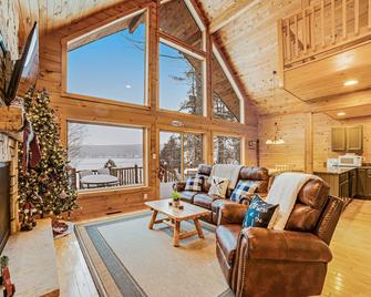 Spacious lakefront chalet with washer/dryer, beach & dock - Schroon Lake - Sala de estar