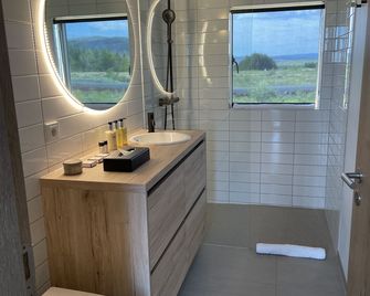 Kerbyggd: Luxury House and Cottage in Golden Circle - Selfoss - Bathroom