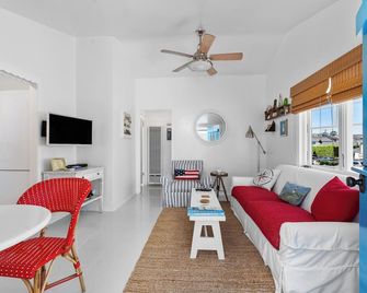 Beautifully Updated Historical Cottage Retreat with Garage! - Newport Beach - Living room