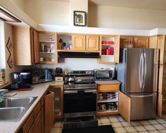 -41 Homestead far enough to get away close enough to go play! Pet friendly too! - Ellensburg - Keuken