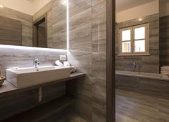 Luxury Britannia Apartments - Griante - Bathroom