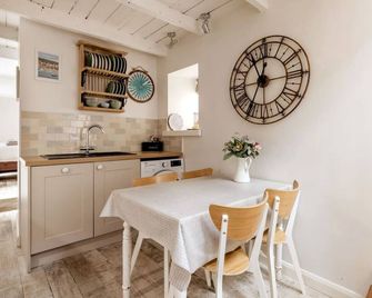 The Loft House - a beautiful 3 storey cottage - Mousehole - Dining room