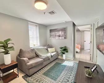 Free Parking Cozy 2 Bedroom Unit Near Nyc - North Bergen - Living room