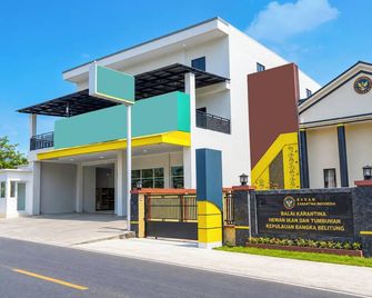 Hotel O near Pelabuhan Pangkal Balam for - Пангкалпінанг - Будівля