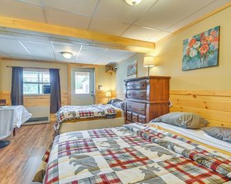 1 Mi to Lake Francis: Mountain-View Studio Retreat - Pittsburg - Habitación