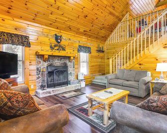 Sevierville Cabin with Hot Tub and Deck! - Sevierville - Living room
