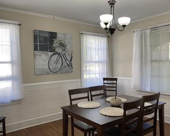 Beautiful 1930s brick home in historic district. - Sumter - Dining room
