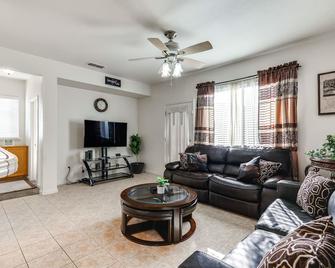 Spacious Turlock Home about 1 Mi to University! - Turlock - Wohnzimmer