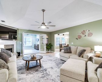 5 Mi to Gulf Beaches: Coastal Alabama Home - Orange Beach - Living room