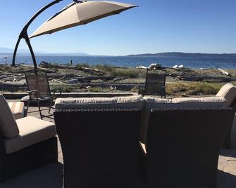Beach cottage on fabulous Maxwelton Beach, Whidbey Island, WA. - Clinton - Balcón