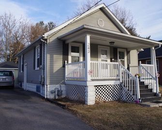 Cozy, 2 bedroom, Pet-Friendly Home Near Knox College! - Galesburg - Gebouw