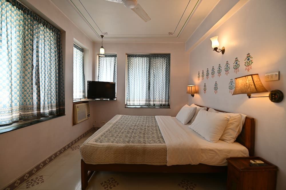 Om Niwas Suite Hotel