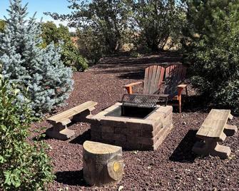 Tiny Home Cabin - Central To National Parks - Atv Trailer Parking Available! - Blanding - Patio