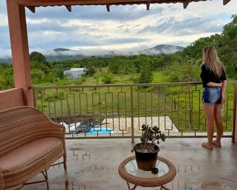 Coziness and nature in a rural house for five people - Pirenópolis - Balcony