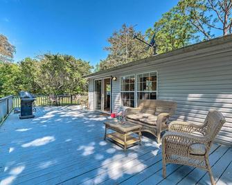 Family-Friendly Home w/ Deck by Rainbow Springs! - Williston - Patio