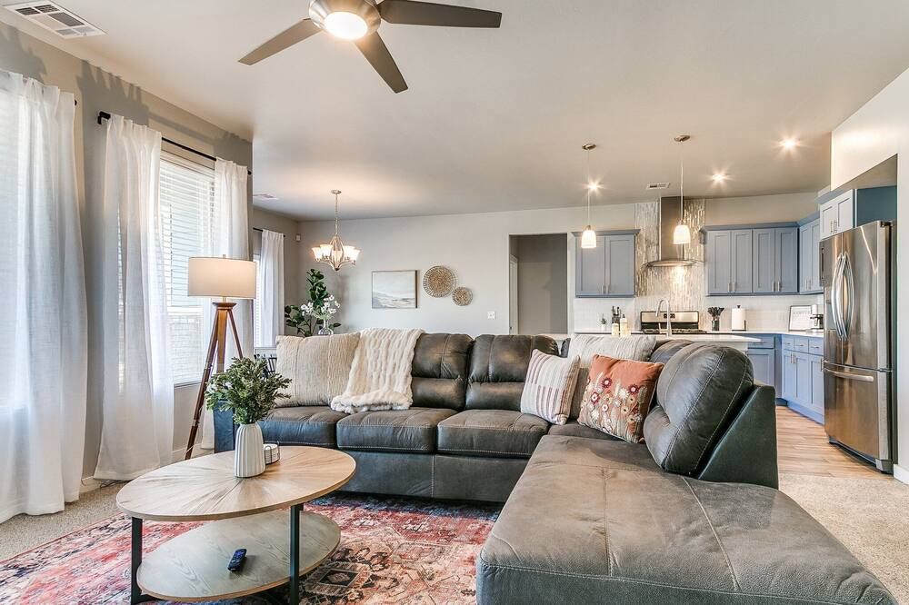 Spacious, Modern Comfort Awaits in Southfork Addition - Yukon - Huiskamer