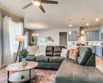Spacious, Modern Comfort Awaits in Southfork Addition - Yukon - Huiskamer