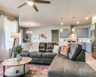 Spacious, Modern Comfort Awaits in Southfork Addition - Yukon - Huiskamer