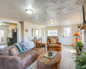 Downtown Del Norte Home Near Hiking and Fishing! - Del Norte - Living room