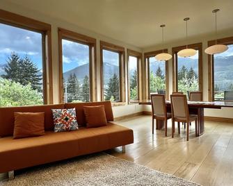 Best Vacation Rental in the Heart of Juneau - Juneau - Living room