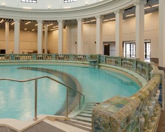 Villa Thermae Nancy - Nancy - Bể bơi
