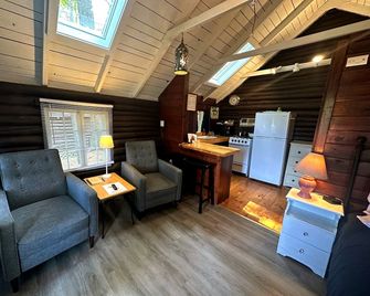 Secluded Cottage Getaway with Kitchenette near Lincolnville, Maine - Lincolnville - Living room