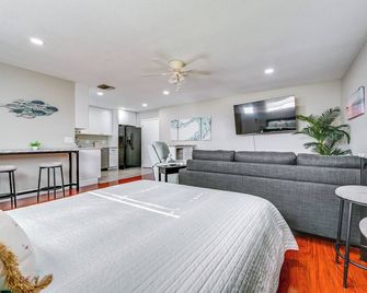 Walk to Hard Rock Casino Cozy Studio! - Tampa - Bedroom