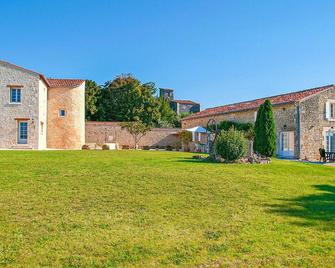Wonderful accommodation in century-old building in the countryside. - Saint-Hilaire-de-Villefranche - Gebouw