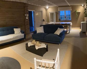 Luxurious country house 4 bedr / 8 p with large garden, jacuzzi and billiards - Jodoigne - Sala de estar