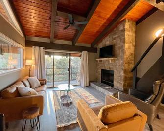 Magnolia Ridge Retreat Condo, king bedroom, full bed in upstairs loft, located on English Mountain - Sevierville - Living room
