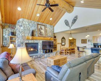 Spacious Whitefish Home with Sauna and Ski Resort View - Whitefish - Wohnzimmer