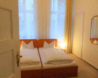 Pension Brinn - Berlin - Bedroom