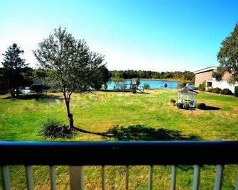 Courtyard Room, 2 Queen Beds With River-View - Somerset - Balcony