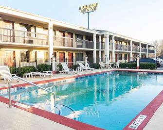 Days Inn by Wyndham Adairsville - Adairsville - Pool