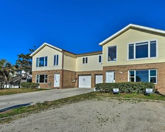 1 Ocean Fun:' Emerald Isle Apt, Steps to Beaches! - Emerald Isle - Building