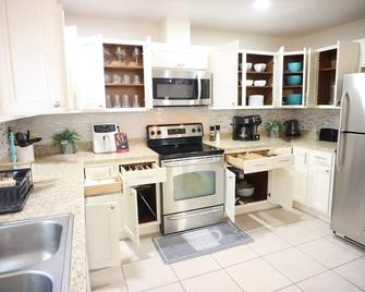 Beachy Oasis Queen Bedroom with Shared Lavatory - Lakeland - Cocina