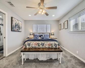 25min from Ft. Worth Stock Show & Rodeo, area attractions - Haltom City - Bedroom