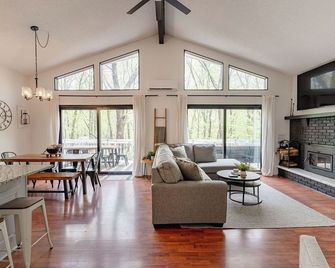 Poconos Chatham Continental - Deck & Fire Pit - Bushkill - Living room