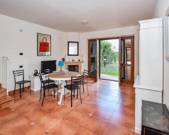 2 Bedroom Beautiful Home In Monterosi - Monterosi - Comedor