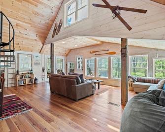 One-of-a-kind mountain cabin w hot-tub, near the Shenandoah NP - Elkton - Living room