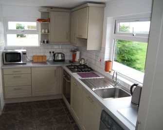Beautiful old style cottage with sea views - Roundstone - Kitchen