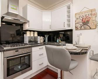 Camden Hub - London - Kitchen