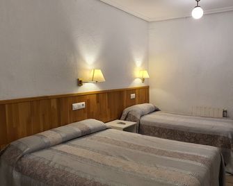 Pensión Martín - Jaén - Schlafzimmer