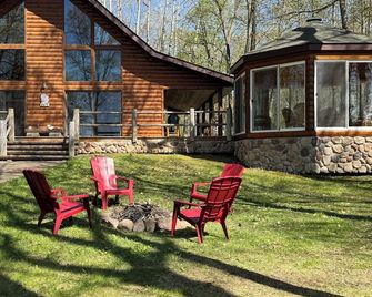 Cozy Log Home on 4 private Acres — Just 0.5 miles to Mille Lacs Lake - Isle - Patio