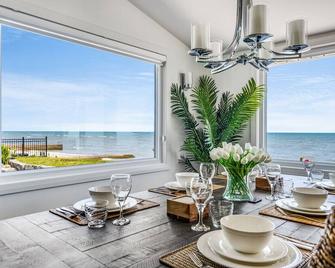 4 Bedroom Beach House Oasis with Salt Water Pool - Kingsville - Restaurant
