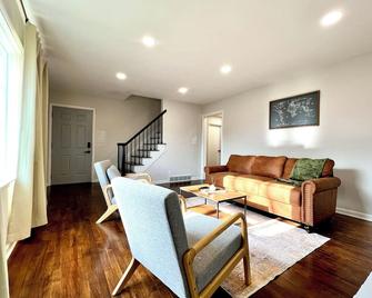 Near NIU Renovated Spacious and Pet friendly Home Welcomes Midterm Stay - DeKalb - Living room