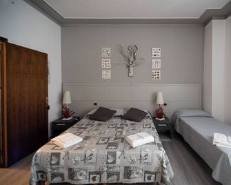 Hotel Hrs - Follonica - Bedroom