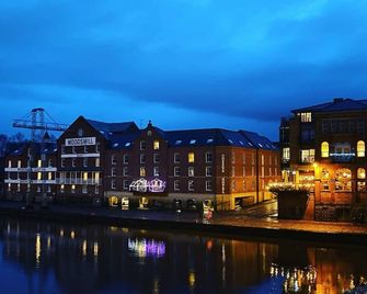 Luxury Apartment Woodsmill View - on the river - with balcony - Recently refurbished - York - Building