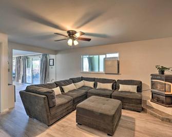 Jackson Escape w/ Hot Tub & Mtn Views! - Джексон - Вітальня