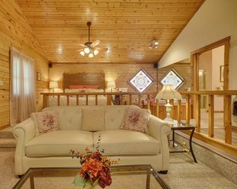 Studio w/ Deck: Near Thorncrown Chapel & Lakes - Eureka Springs - Sala de estar